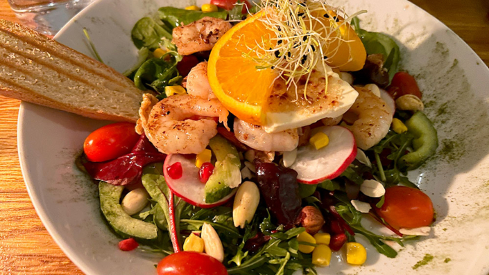 Garnelen-Salat-mit-Feta,-Orange-und-Nüssen