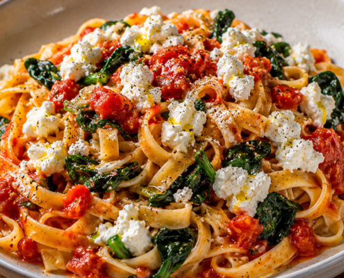 Tagliatelle-mit-Tomatensauce-Spinat-und-Ricotta