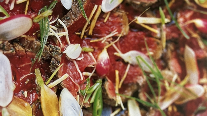 rindfleisch-carpaccio-mit-ingwer-chilis-radieschen-und-sojasauce-1