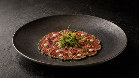 Rindfleisch-Carpaccio-mit-Kräuterkruste