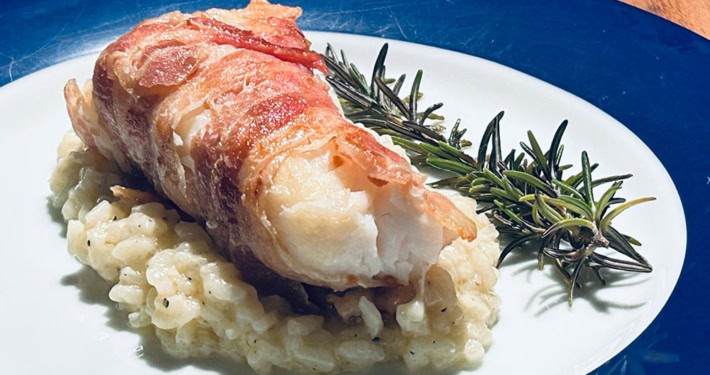 Kabeljaufilet im Speckmantel auf Risotto mit Rosmarin