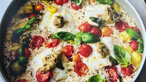 Mediterrane-Fischpfanne-mit-Tapenade-Reis-und-Tomaten