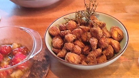 Roestkartoffeln-mit-confiertem-Knoblauch-und-Harissa