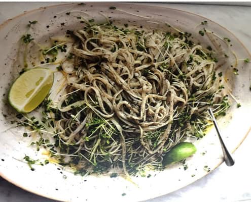 nudeln-mit-schwarzem-Sesam