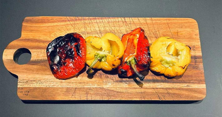 gegrillte Paprika auf Holzbrett, vegetarische Jalapeño, scharfe Paprikaschoten