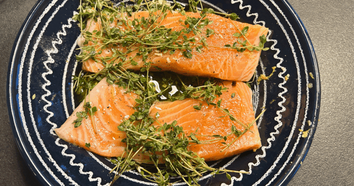 Steinbutt-Lachs-Rouladen im Kräutermantel auf bunten Linsen Steinbutt-Lachs-Rouladen im Kräutermantel auf bunten Linsen