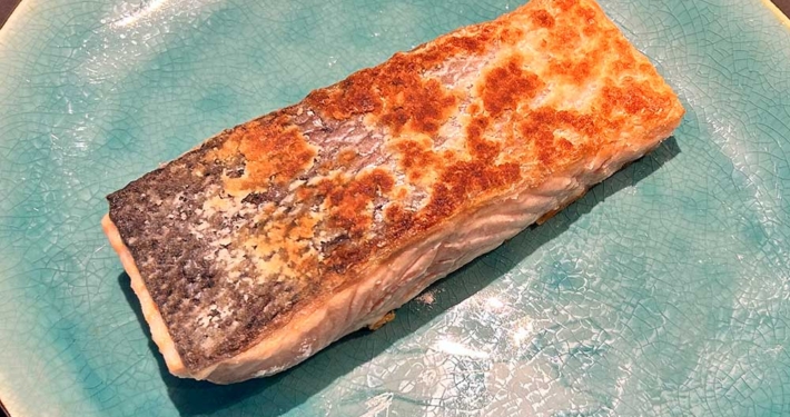 Steinbutt-Lachs-Rouladen im Kräutermantel auf bunten Linsen