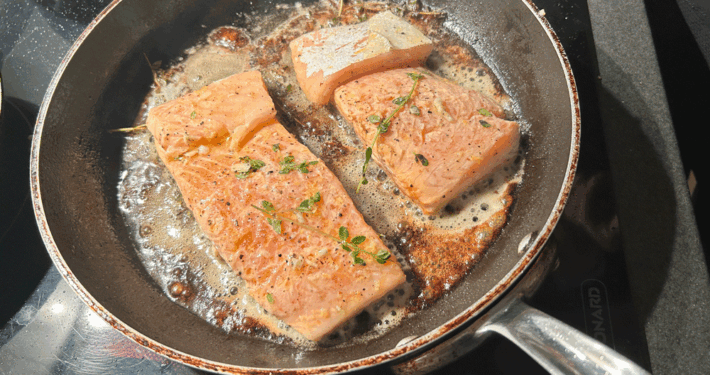 Steinbutt-Lachs-Rouladen im Kräutermantel auf bunten Linsen